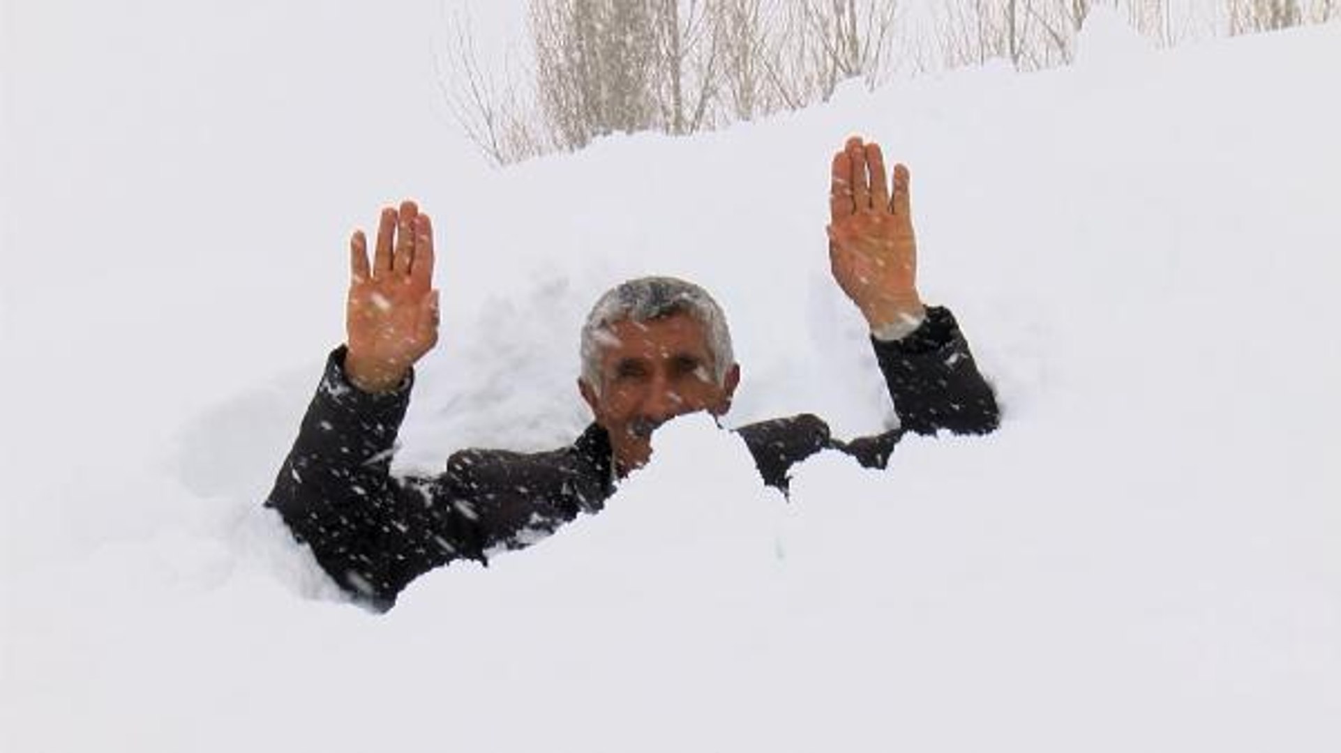 الثلوج تدفن قرية بأكملها في ولاية موش التركية (شاهد) الثلوج تدفن قرية بأكملها في ولاية موش التركية (شاهد)