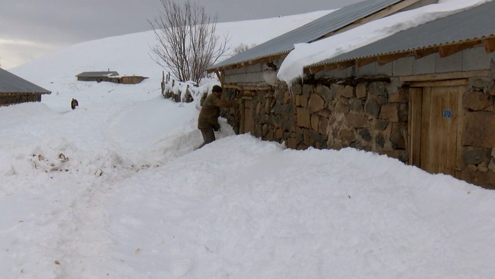 الثلوج تدفن قرية بأكملها في ولاية موش التركية (شاهد) الثلوج تدفن قرية بأكملها في ولاية موش التركية (شاهد)
