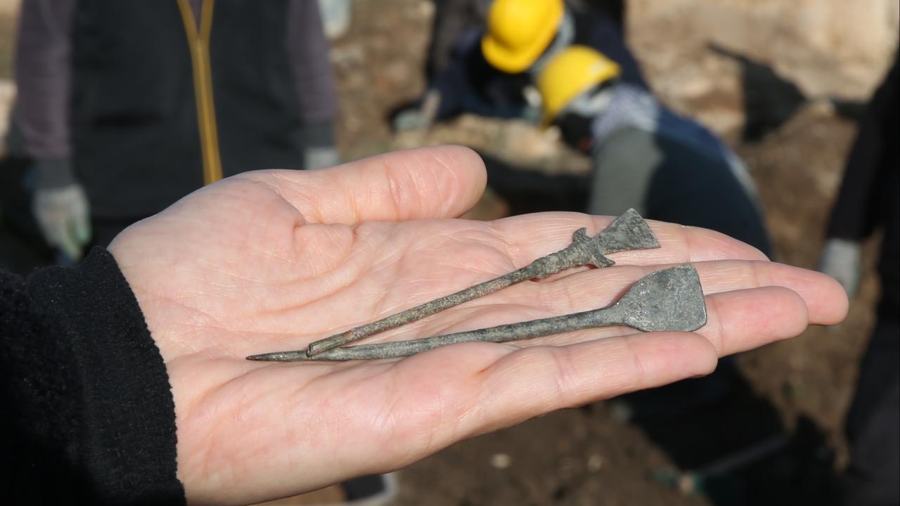 اكتشاف أدوات عمرها يفوق 1800 عام تم استخدامها لاجراء العمليات