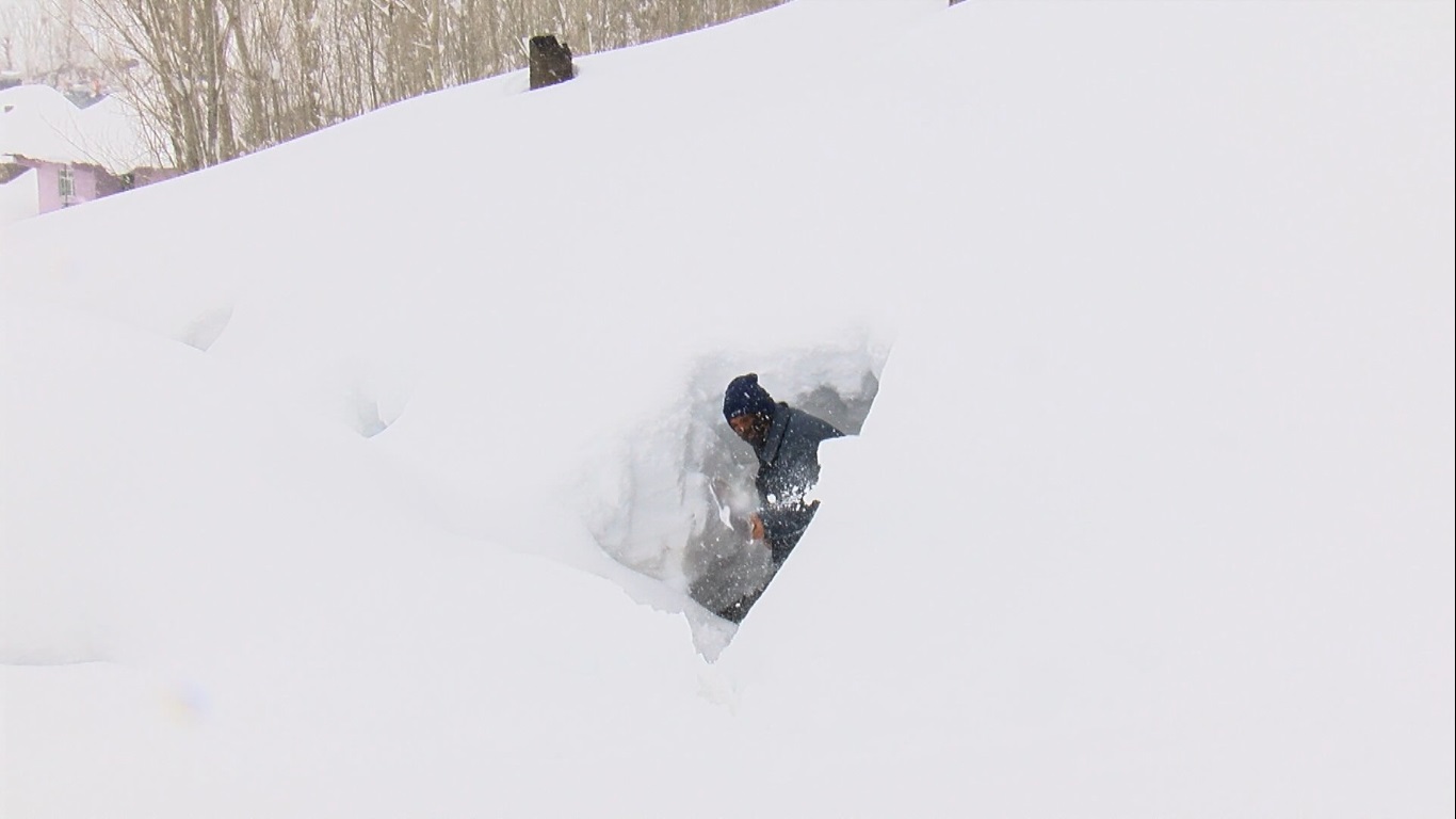 الثلوج تدفن قرية بأكملها في ولاية موش التركية (شاهد) الثلوج تدفن قرية بأكملها في ولاية موش التركية (شاهد)