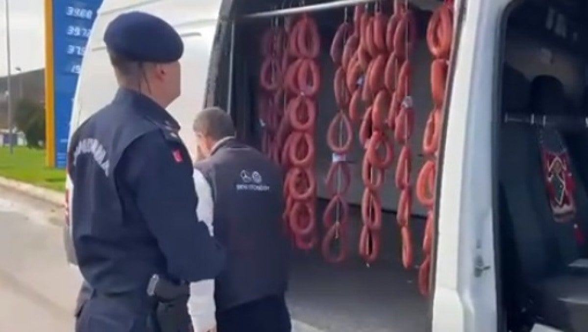 القبض على أشخاص يغسلون السجوق في مغسل للسيارات تابع لمحطة وقود