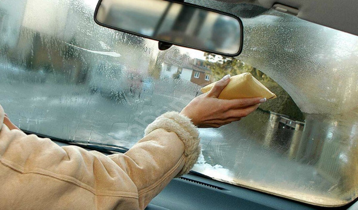 حل رائع لمنع تشكل الضباب على زجاج السياراة من الداخل حل رائع لمنع تشكل الضباب على زجاج السياراة من الداخل