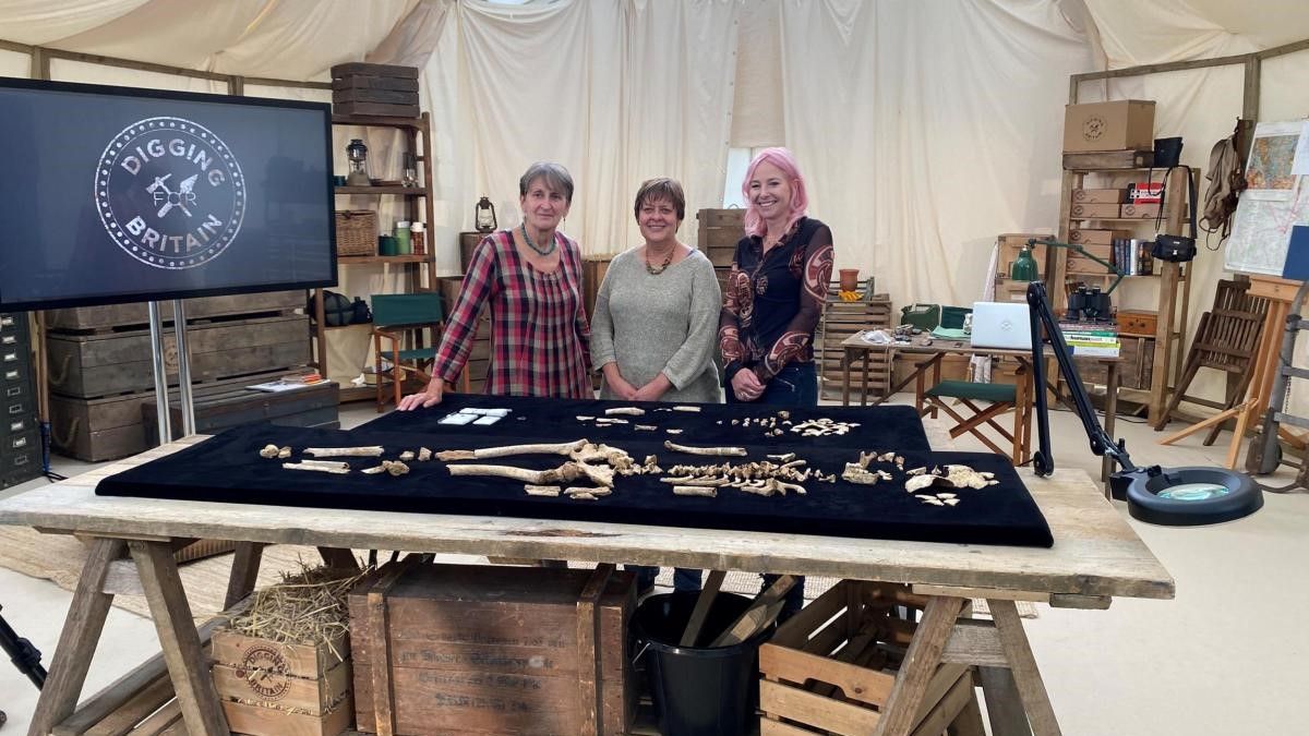 اكتشاف عظام فتاة مراهقة مدفونة منذ 1400 سنة ومجوهرات فخمة متناثرة على رأسها وصدرها اكتشاف عظام فتاة مراهقة مدفونة منذ 1400 سنة ومجوهرات فخمة متناثرة على رأسها وصدرها