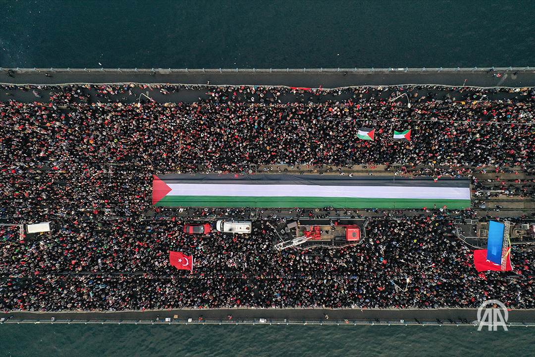 مسيرة ضخمة في إسطنبول تضامنا مع غزة (صور) مسيرة ضخمة في إسطنبول تضامنا مع غزة (صور)
