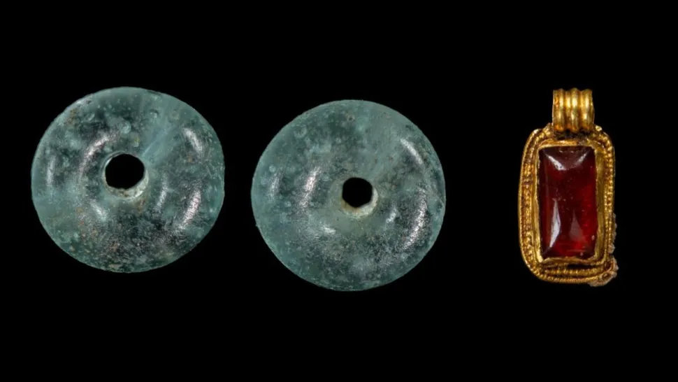 اكتشاف عظام فتاة مراهقة مدفونة منذ 1400 سنة ومجوهرات فخمة متناثرة على رأسها وصدرها اكتشاف عظام فتاة مراهقة مدفونة منذ 1400 سنة ومجوهرات فخمة متناثرة على رأسها وصدرها