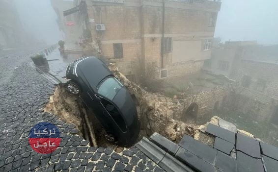 انهيار طريق في ماردين: سيارتان تسقطان في ساحة منزل! انهيار طريق في ماردين: سيارتان تسقطان في ساحة منزل!