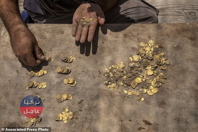 في دولة عربية.. مراهقان يكتشفان كنز مدفون يضم مئات العملات الذهبية التي يعود عمرها إلى 1100 عام في دولة عربية.. مراهقان يكتشفان كنز مدفون يضم مئات العملات الذهبية التي يعود عمرها إلى 1100 عام