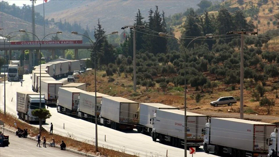 عاجل: تحرك من جانب تركيا بعد رفع الرسوم الجمركية بشكل كبير من قبل الجانب السوري عاجل: تحرك من جانب تركيا بعد رفع الرسوم الجمركية بشكل كبير من قبل الجانب السوري