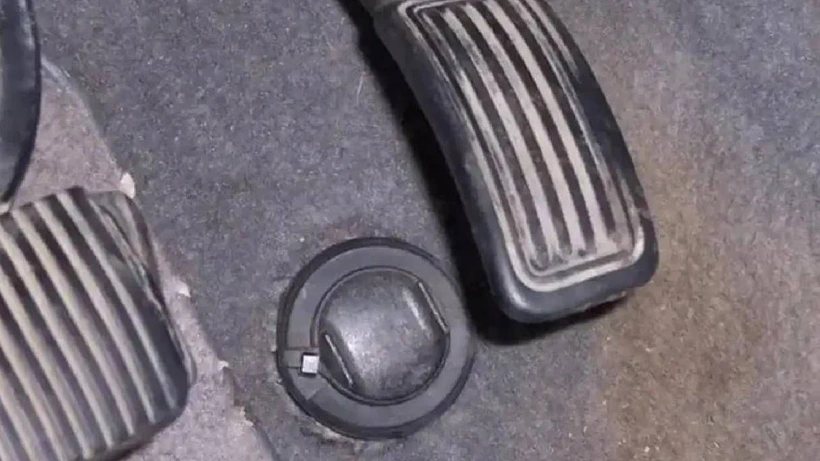 ما وظيفة الزر الموجود أسفل دواسة الوقود في السيارات ذات ناقل الحركة الأوتوماتيكي؟ 90% من السائقين لا يعرفونه! ما وظيفة الزر الموجود أسفل دواسة الوقود في السيارات ذات ناقل الحركة الأوتوماتيكي؟ 90% من السائقين لا يعرفونه!