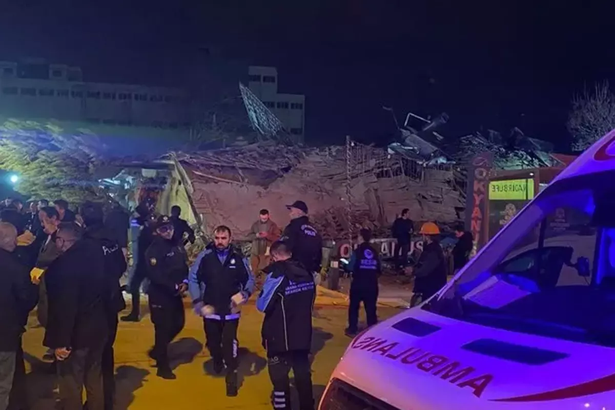 انهيار مبنى في قونيا وسط تركيا على رؤوس ساكنيه وعمليات البحث والإنقاذ مستمرة (فيديو)