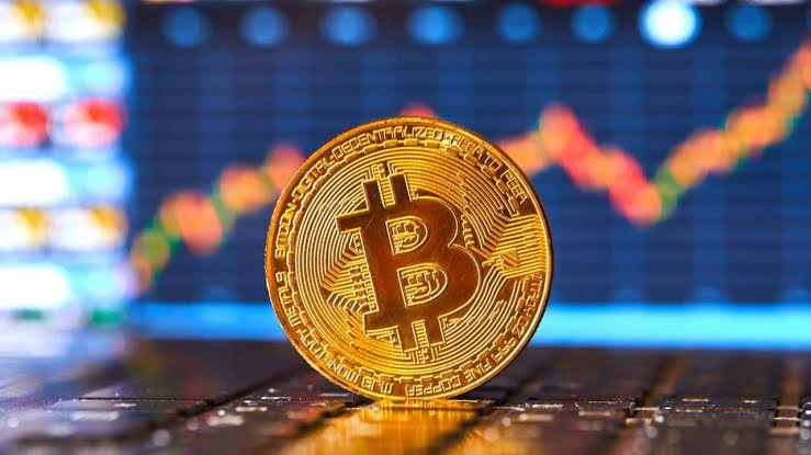 البيتكوين تحت ضغط المبيعات: لماذا انخفض السعر إلى أقل من 100,000 دولار؟