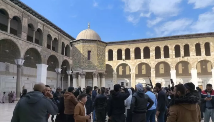 ازدحام مروع في جامع الأمويين بدمشق خلال صلاة الجمعة يسفر عن 3 قتلى وعدد من المصابين ازدحام مروع في جامع الأمويين بدمشق خلال صلاة الجمعة يسفر عن 3 قتلى وعدد من المصابين