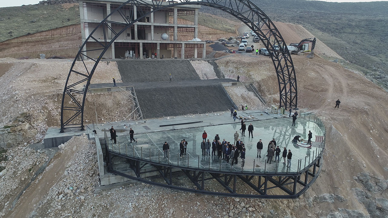 افتتاح الشرفة الزجاجية في وادي جهنم بشرناق.. وجهة سياحية جديدة في تركيا افتتاح الشرفة الزجاجية في وادي جهنم بشرناق.. وجهة سياحية جديدة في تركيا