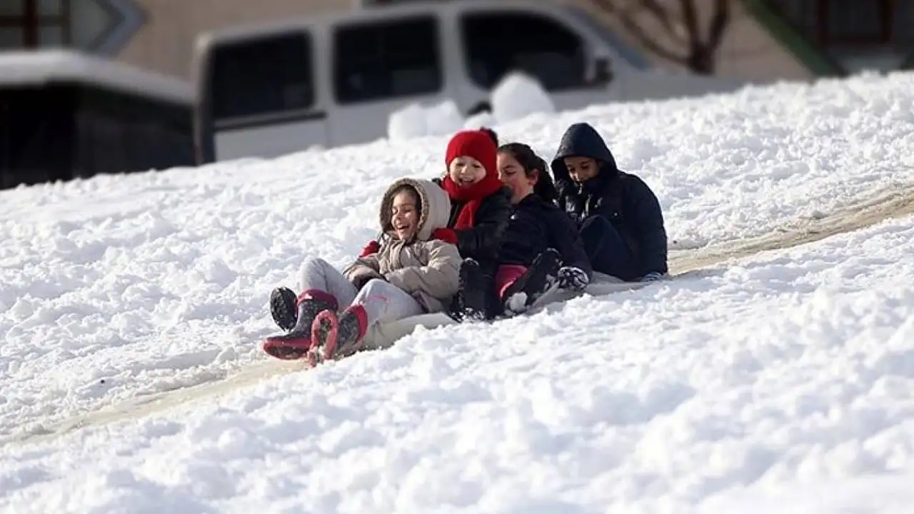 إسطنبول تعلن تعليق الدراسة بسبب تساقط الثلوج يومي 22-23 فبراير 2025 تساقط الثلوج