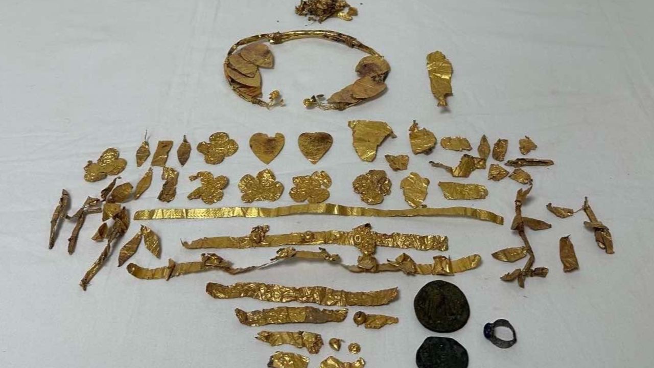اكتشاف كنز ذهبي عمره يصل إلى 2000 عام إلى جانب قطع أثرية نادرة في تركيا اكتشاف كنز ذهبي عمره يصل إلى 2000 عام إلى جانب قطع أثرية نادرة في تركيا