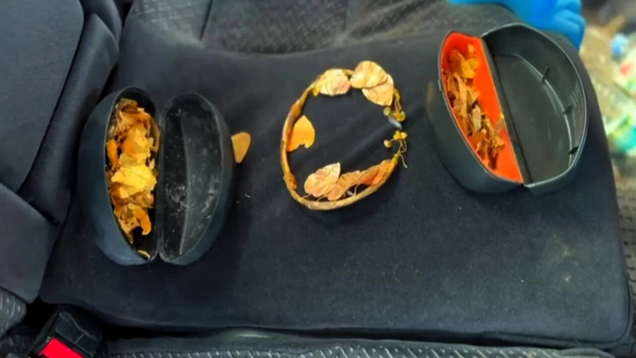 اكتشاف كنز ذهبي عمره يصل إلى 2000 عام إلى جانب قطع أثرية نادرة في تركيا اكتشاف كنز ذهبي عمره يصل إلى 2000 عام إلى جانب قطع أثرية نادرة في تركيا