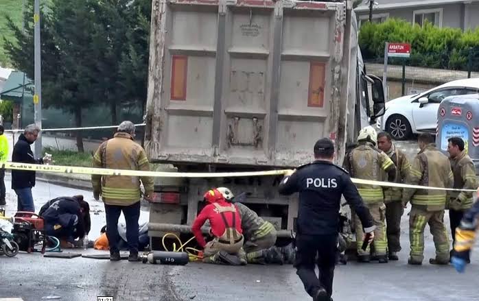 تركيا.. حادث مروع في إسطنبول: شاحنة تفقد السيطرة وتدهس كل شيء في طريقها (فيديو)