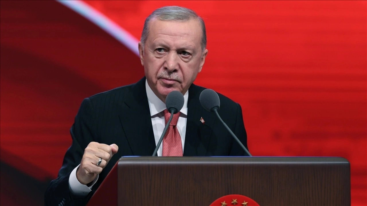 عاجل: أردوغان يرد على إهانة والدته وحملة المقاطعة بخطاب يزلزل زعيم حزب الشعب الجمهوري المعارض أوزغور أوزيل