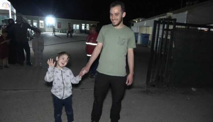 عودة اللاجئين السوريين تتواصل ليلاً.. قصص مؤثرة وتجارب ناجحة في تركيا