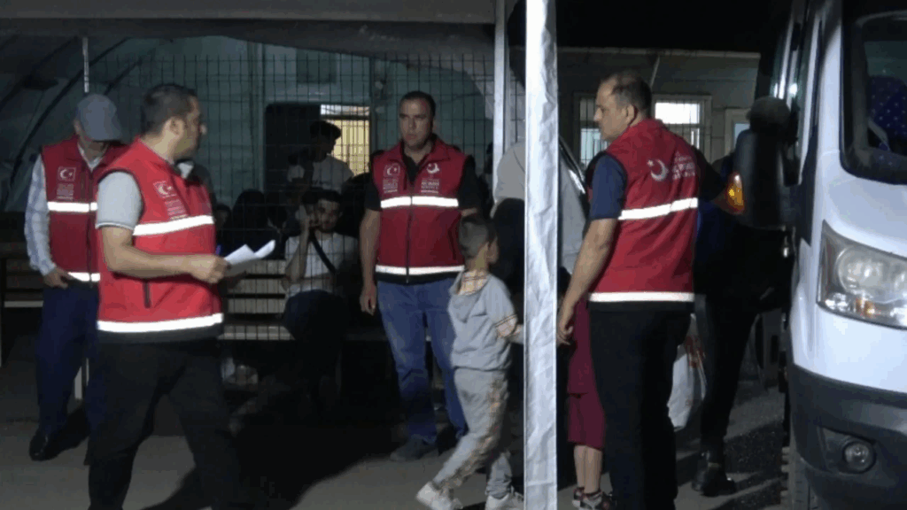 عودة اللاجئين السوريين تتواصل ليلاً.. قصص مؤثرة وتجارب ناجحة في تركيا عودة اللاجئين السوريين تتواصل ليلاً.. قصص مؤثرة وتجارب ناجحة في تركيا