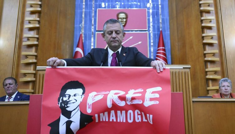 زعيم CHP أوزغور أوزال يهدد القضاء ويصمت عن فضائح فساد بلدية إسطنبول الكبرى