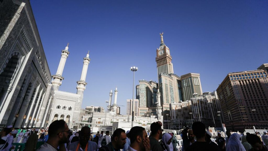 من ارتفاع 601 مترًا: مشهد نادر للكعبة من أعلى برج ساعة الملك في مكة