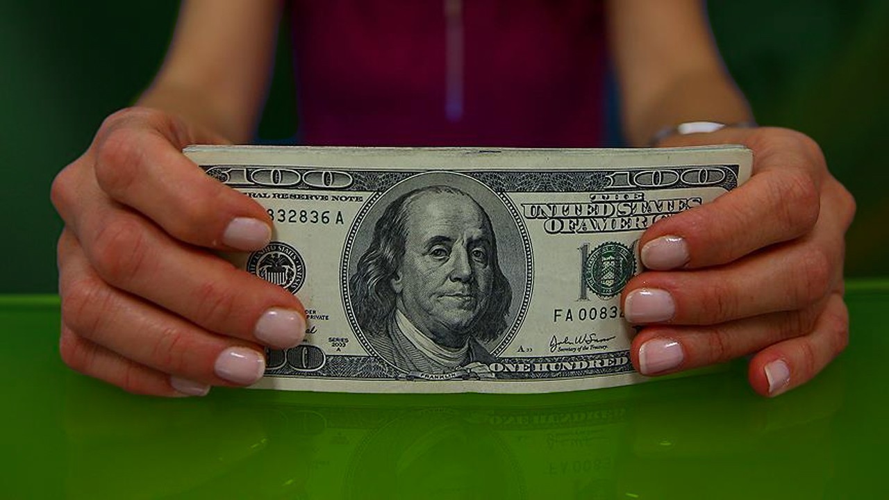 الليرة التركية تنخفض أمام الدولار اليوم .