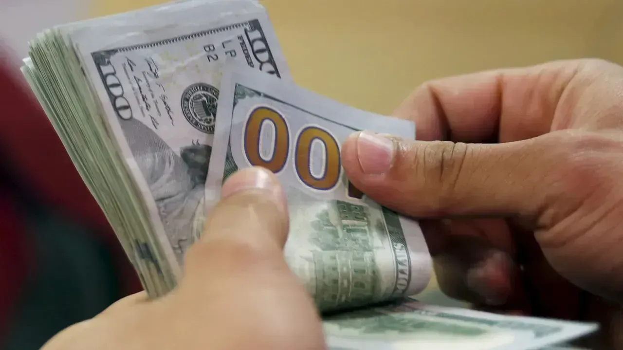 الليرة التركية تواصل التراجع أمام الدولار واليورو مع بداية أسبوع متقلب