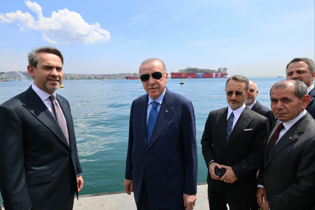 "عثمان غازي" تعبر البوسفور في يوم تاريخي لإسطنبول و أردوغان يلوح مودعاً