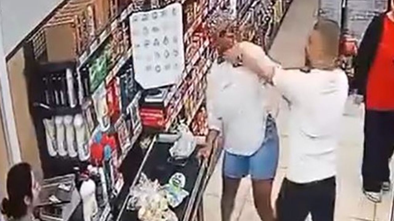 رجل يعتدي بالضرب على امرأة في طابور المحاسبة في أسنيورت تركيا