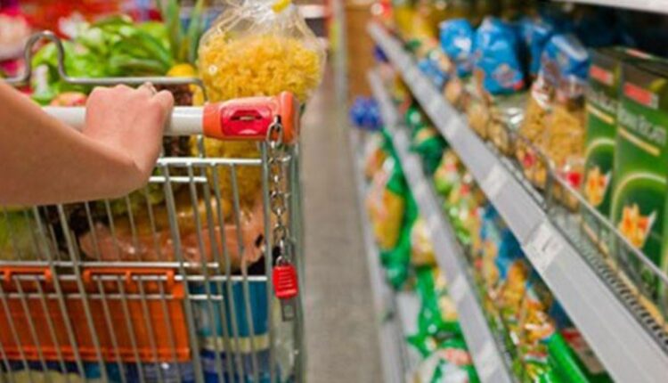 مصادرة 2500 منتج منتهي الصلاحية بعد بلاغ مواطن.. وإغلاق السوق بالشمع الأحمر