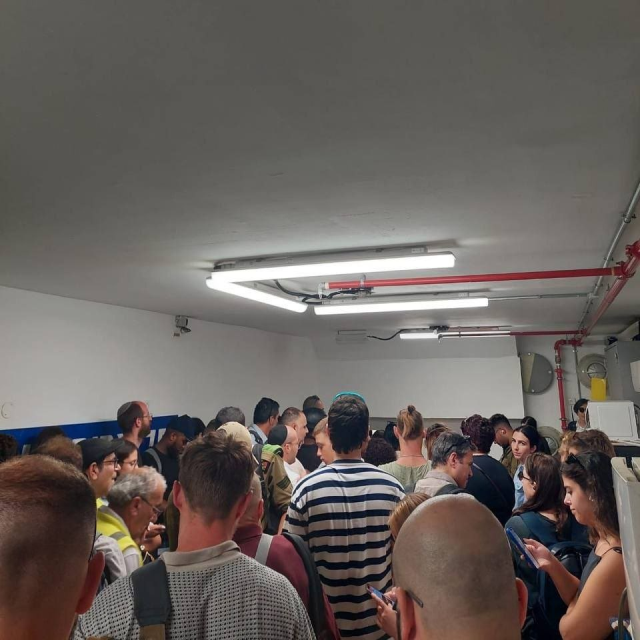 إسرائيل تحت الحصار الداخلي: ذعر جماعي وقرار رسمي بمنع سفر المواطنين بعد الضربات الإيرانية إسرائيل تحت الحصار الداخلي: ذعر جماعي وقرار رسمي بمنع سفر المواطنين بعد الضربات الإيرانية