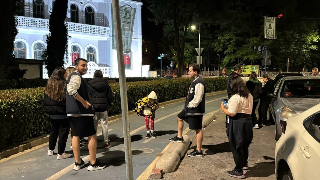 زلزال يضرب سواحل موغلا في تركيا ويتسبب بوفاة طفلة وإصابة العشرات