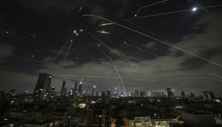 إيران تستعد لأكبر هجوم صاروخي في التاريخ ضد إسرائيل وسط تصعيد غير مسبوق وتدمير أهداف حساسة