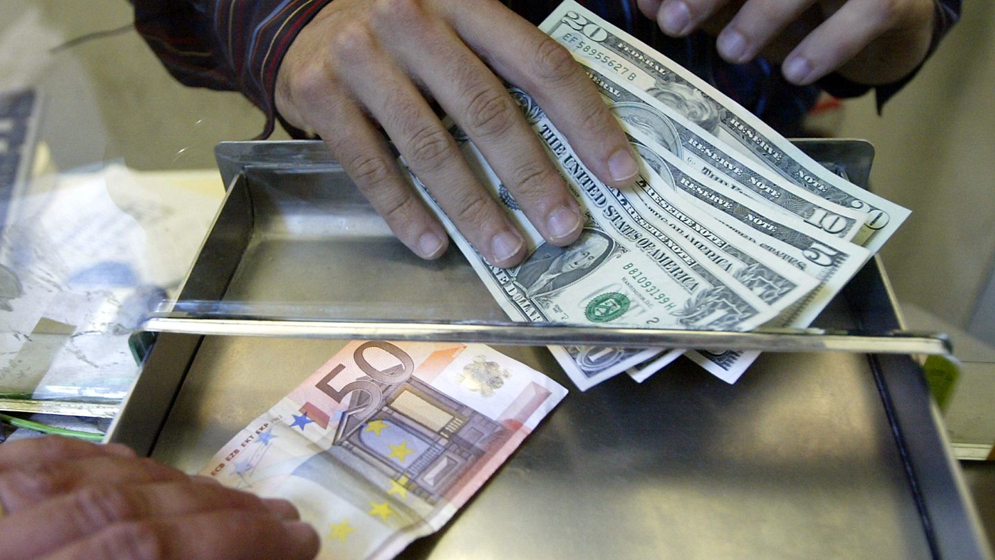 الليرة التركية تهبط أمام العملات الأجنبية.. قفزات في اليورو والجنيه الإسترليني مقابل الدولار