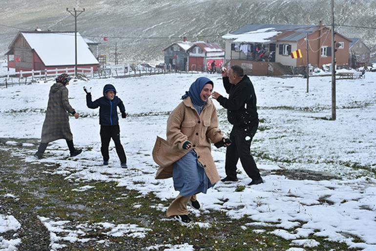 ظاهرة نادرة في تموز.. الثلوج تفاجئ سكان مدينتين تركيتين!