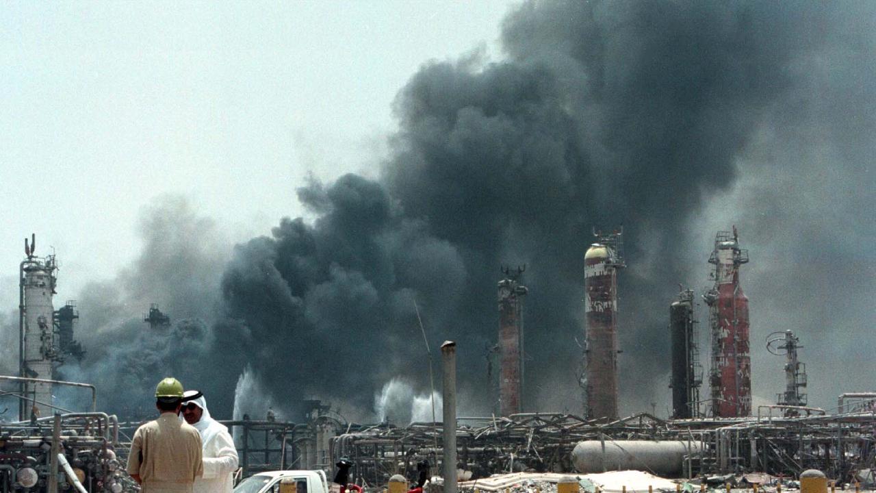 انفجار يهز واحدة من أكبر مصافي النفط في العالم ومصرع موظف في موقع الحادث