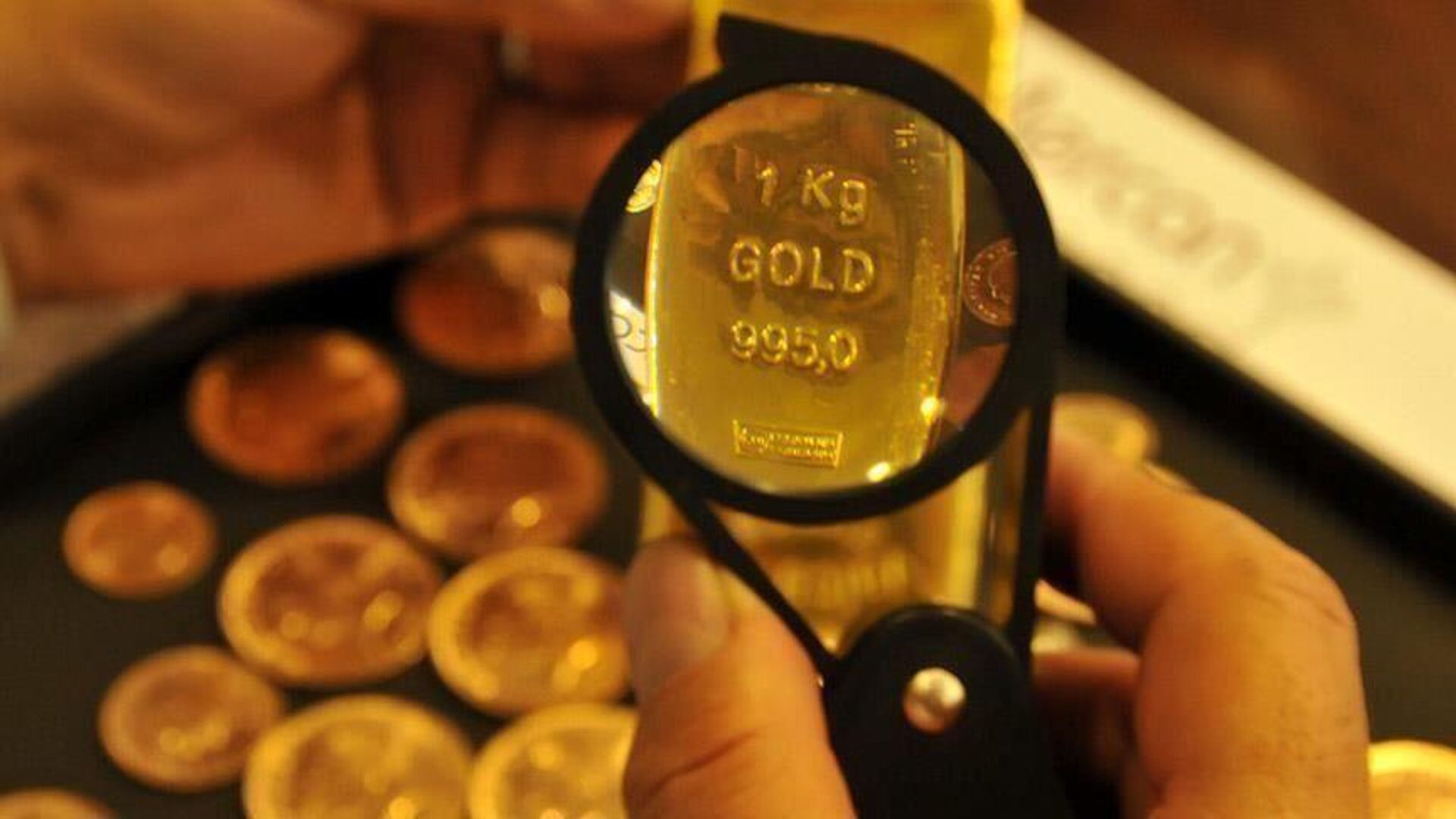 الذهب يتراجع عن ذروته التاريخية بعد اتفاق تجاري بين أمريكا واليابان