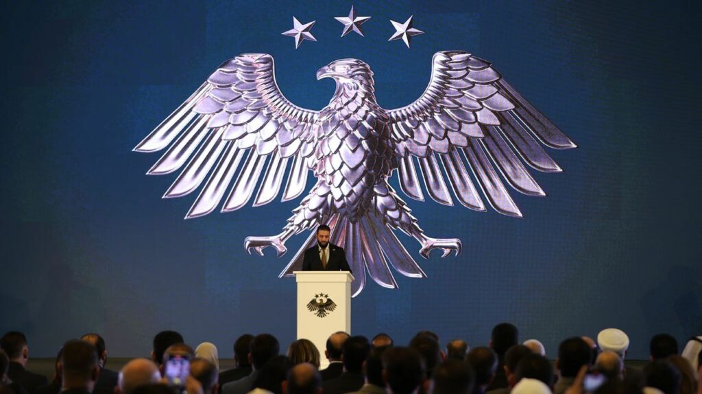 ثلاث نجوم وصقر مجنّح.. هكذا بدا شعار سوريا الجديد بعد الثورة ثلاث نجوم وصقر مجنّح.. هكذا بدا شعار سوريا الجديد بعد الثورة