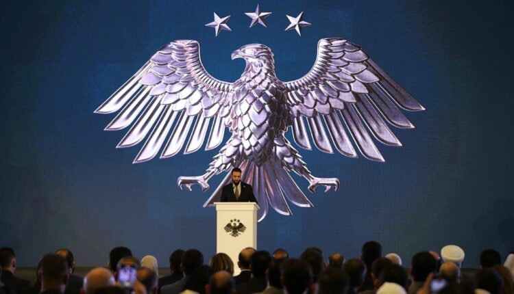 ثلاث نجوم وصقر مجنّح.. هكذا بدا شعار سوريا الجديد بعد الثورة