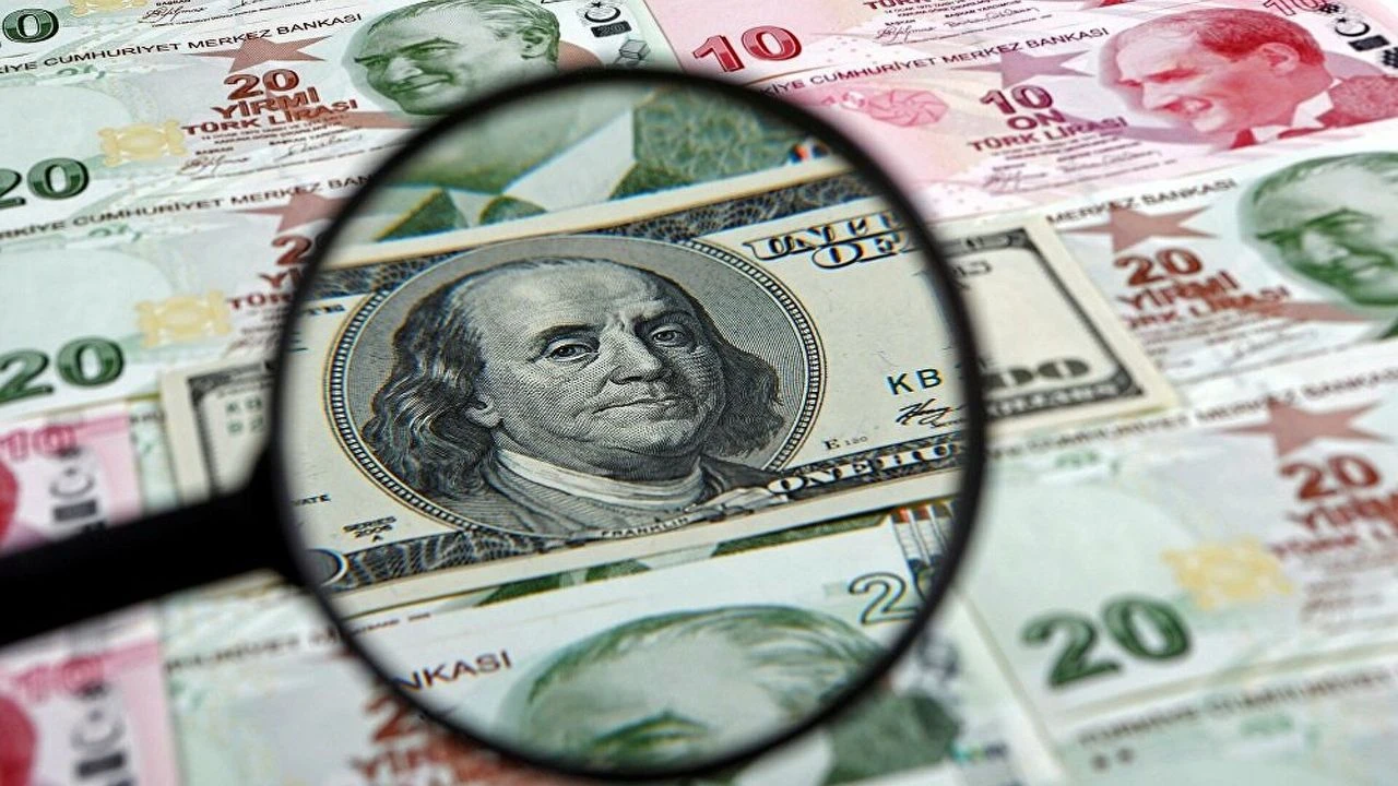 انخفاض جديد في قيمة الليرة التركية.. كم تساوي 100 دولار و100 يورو اليوم؟