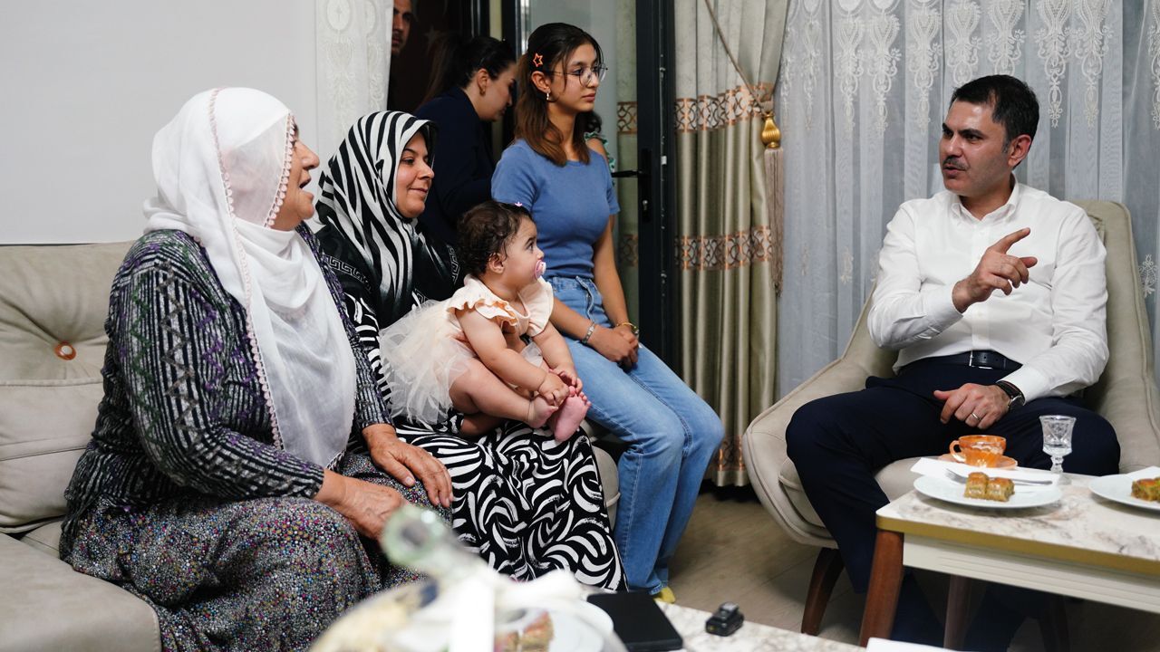 وزير البيئة مراد كوروم يزور عائلة متضررة من الزلزال في ملاطيا ويعد بدعم إنشاء ملعب للأطفال