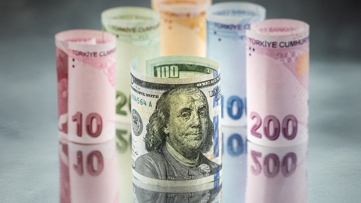 كم بلغ سعر الدولار في 26 تموز أمام الليرة التركية ؟ خفض الفائدة يفجّر تحركات جديدة في الأسواق