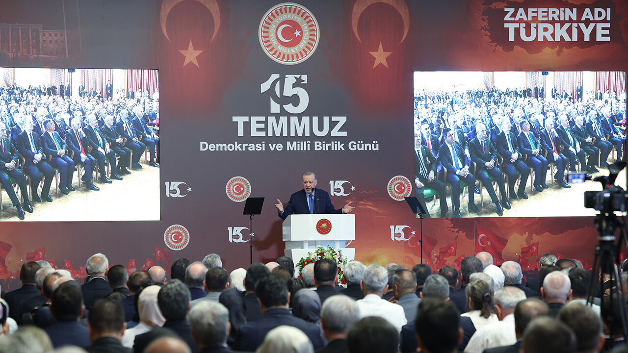 أردوغان في ذكرى 15 تموز: دفنا خيانة غولن في حفرة التاريخ وشعبنا أفشل الاحتلال المقنّع