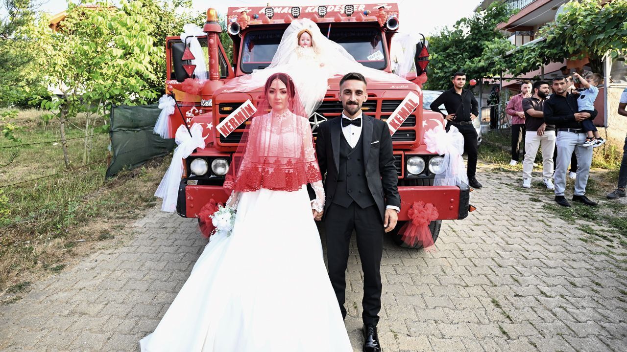 زفاف غير تقليدي في دوزجه تركيا … سائق شاحنة يحوّل مركبته إلى سيارة عرس ويخطف الأنظار!