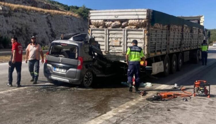 مجزرة مرورية تهز تركيا.. إثر دخول سيارة تحت شاحنة على طريق مرسين - بوزانتي
