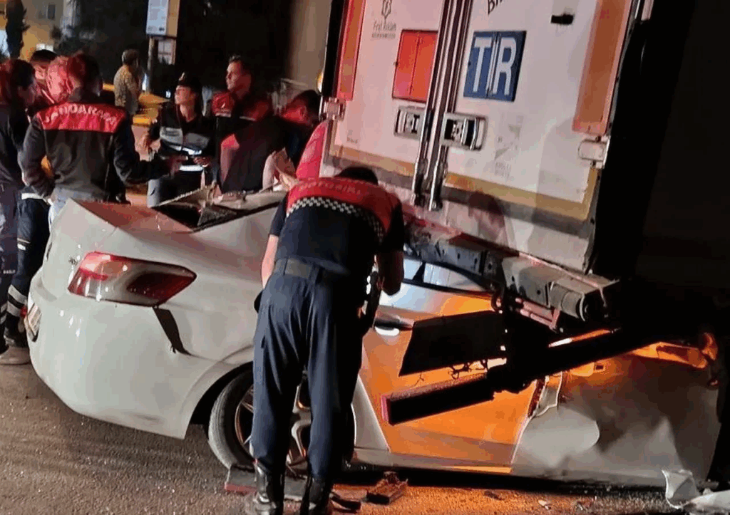 مجزرة مرورية تهز تركيا.. إثر دخول سيارة تحت شاحنة على طريق مرسين - بوزانتي