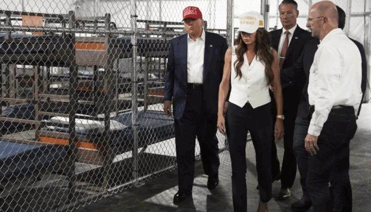 وزيرة أمريكية تكشف حادثة صادمة: مهاجر "يأكل نفسه" على متن الطائرة أثناء ترحيله