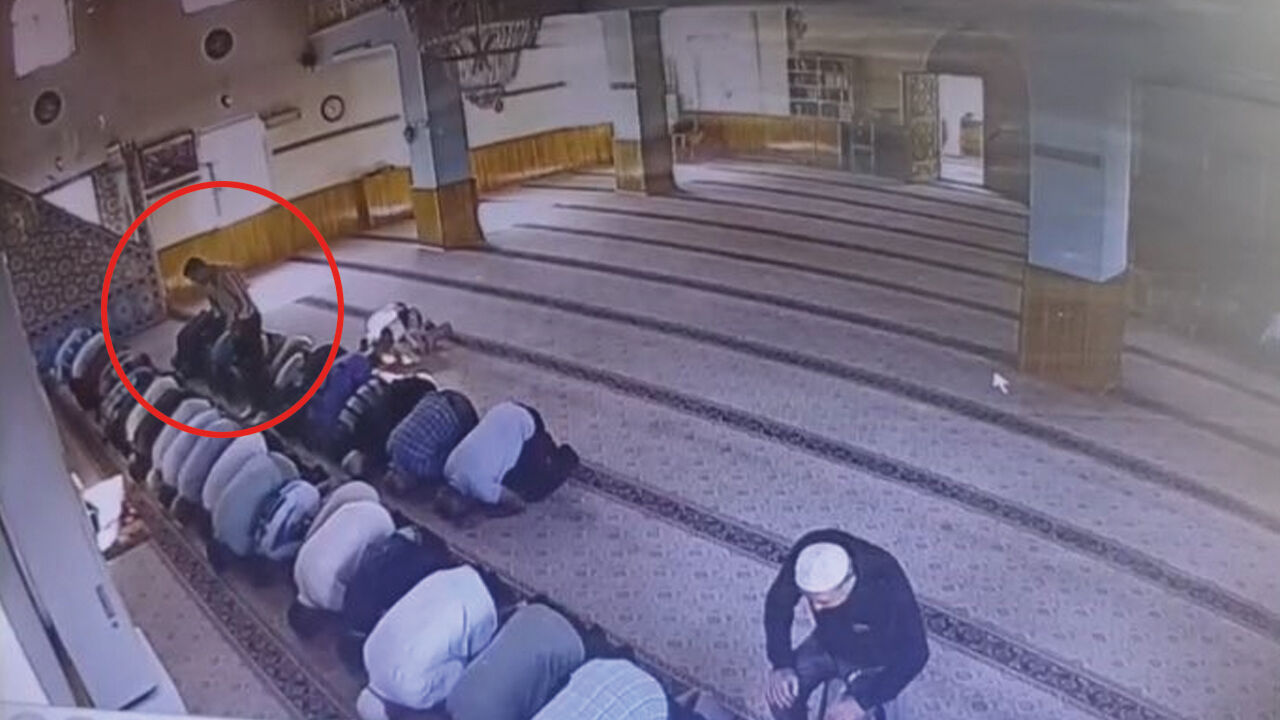 جريمة مروعة داخل مسجد في قيصري.. الجاني طعن الضحية مرارًا خلال الصلاة!