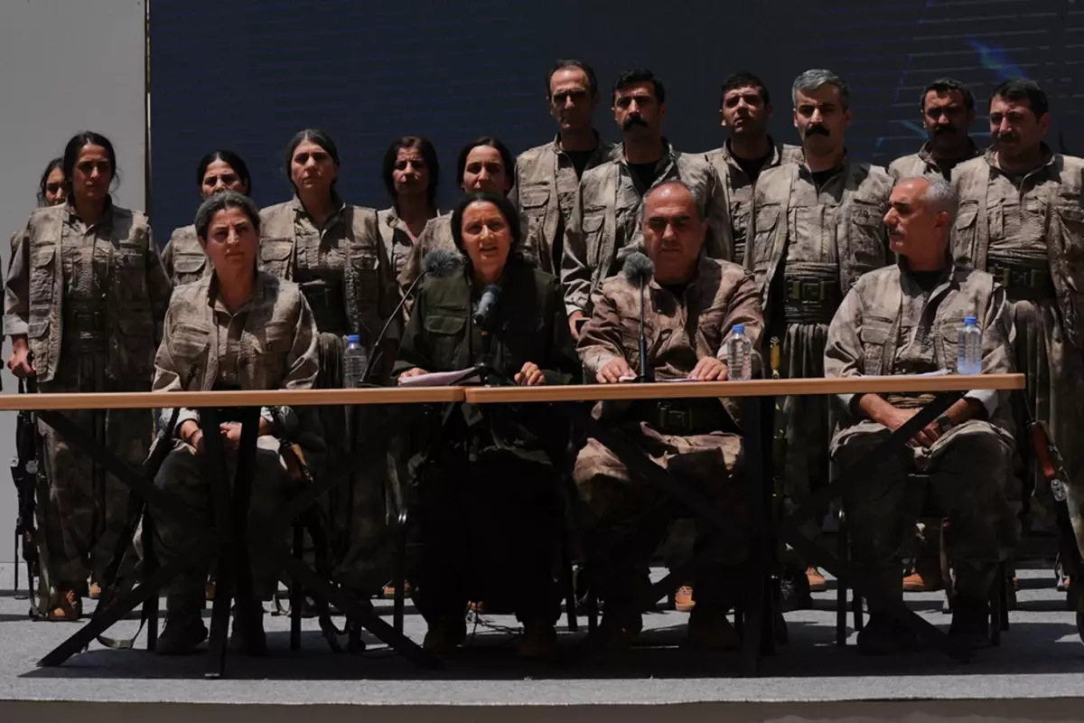 بداية نهاية الإرهاب؟ الكشف عن هوية عناصر PKK الذين أحرقوا أسلحتهم بمراسم علنية في السليمانية!
